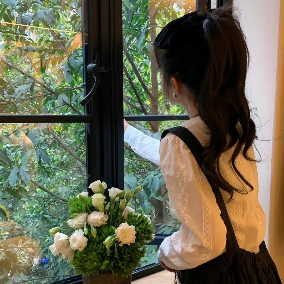 女孩向前走